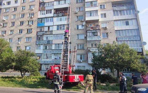 У Бердянську жінка, випавши з дев'ятого поверху, зачепилася за підвіконня