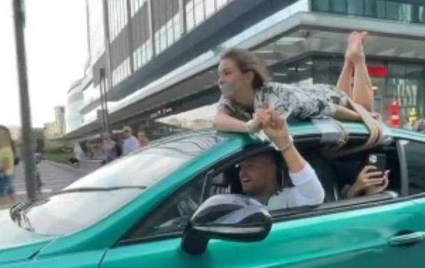 Блогер прокотився на Bentley з дівчиною на даху