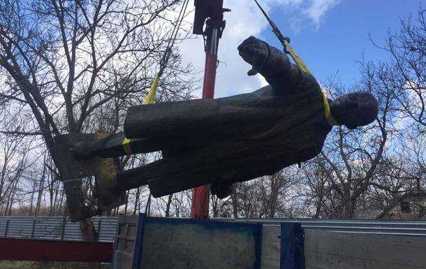 Мешканка Донбасу купила пам'ятник Леніну за 300 тисяч гривень