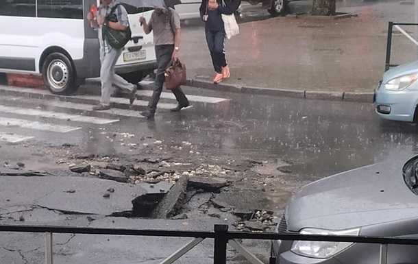 Хмельницький затопила злива з градом