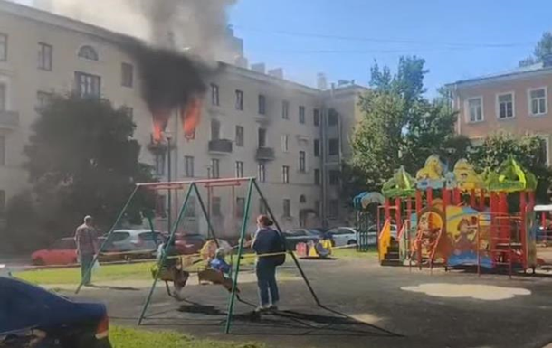 В РФ діти каталися на гойдалці біля будинку, що горів
