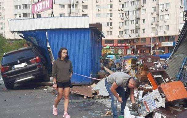 У Києві на Позняках дівчина на BMW знесла кіоски