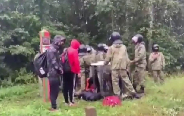 Білоруських мігрантів не впускають назад у країну
