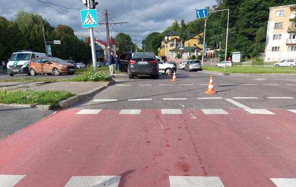 Потрапив у реанімацію: львів'янина на електросамокаті збило авто