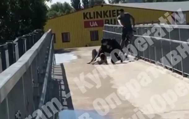 Біля Києва мотоцикліст врятував життя дівчині