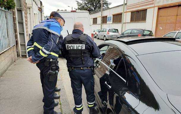 У Франції обстріляли поліцейських