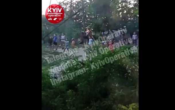 У Києві діти-роми зупинили поїзд і закидали його камінням