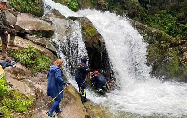 Загибель школяра зі Львова на водоспаді: педагогу оголошено підозру