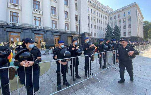 Під ОП мітингують націоналісти, багато силовиків
