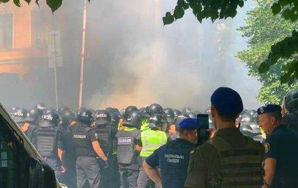 Під ОП постраждали вісім поліцейських