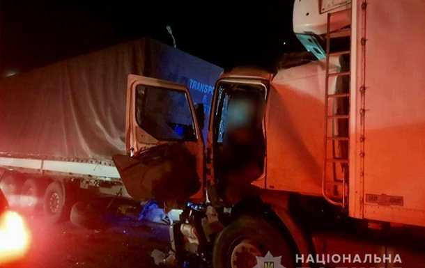 У Миколаєві водій вантажівки в'їхав у фуру, є загиблий