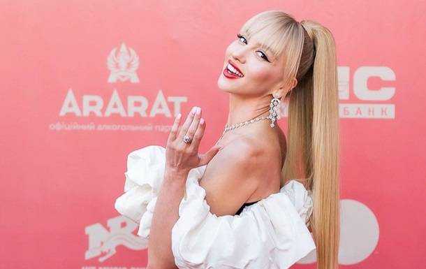 Полякова зачарувала образом на червоній доріжці
