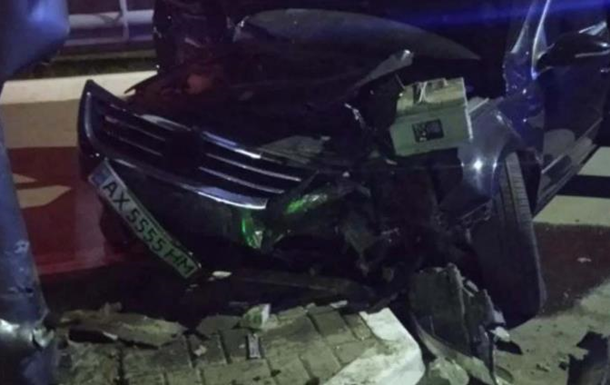 На Харківщині дівчина за кермом автомобіля влетіла в газову заправку