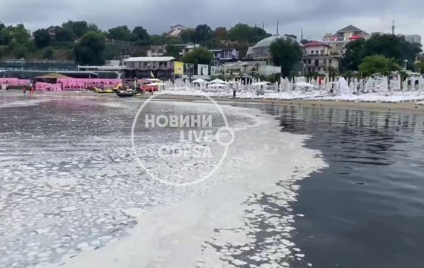 Море в Одесі вкрилося білими плямами