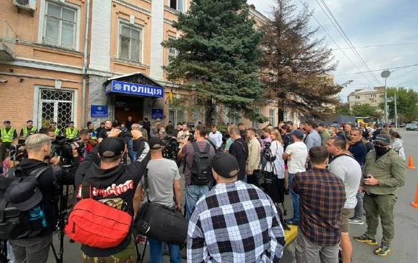 Справа про хуліганство під ОП: підозрюваний порізав вени біля відділення поліції