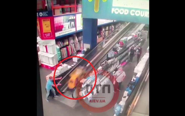 У Києві коляска з дитиною злетіла по ескалатору