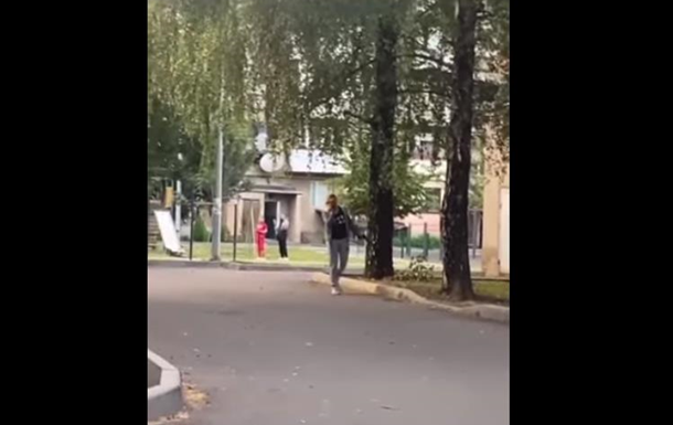 У Мукачеві вулицею розгулювала жінка зі зброєю