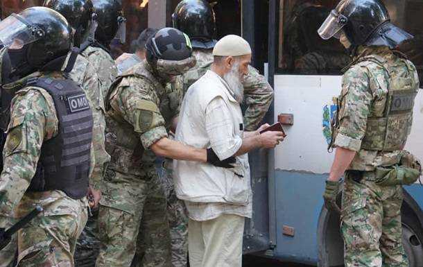 У Сімферополі масові затримання біля будівлі ФСБ
