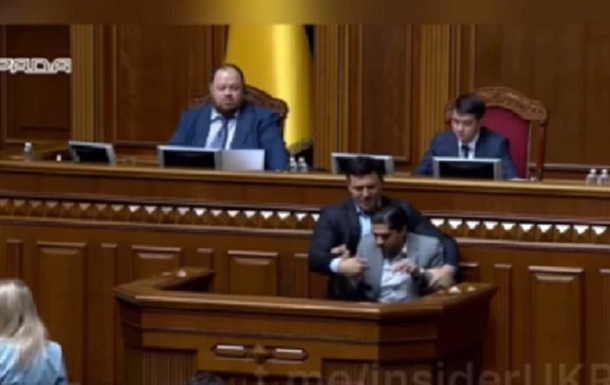 Нардепи влаштували сутичку в Раді: Тищенко намагався виштовхати Лероса із трибуни