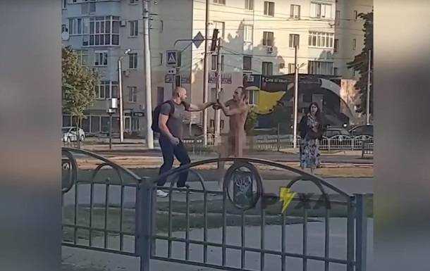 У Харкові голий чоловік кидався на перехожих