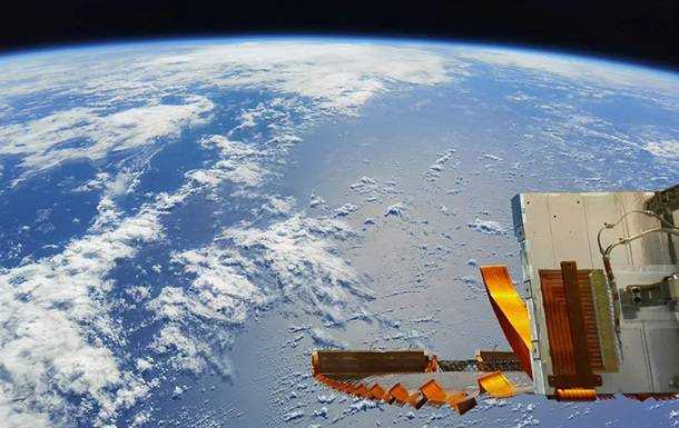Китайський космічний корабель Шеньчжоу-12 повертається на Землю