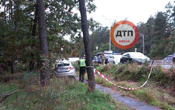 У Києві авто на смерть збило дівчину на зупинці