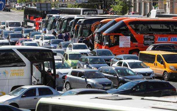 Негода в Києві: столицю скували затори