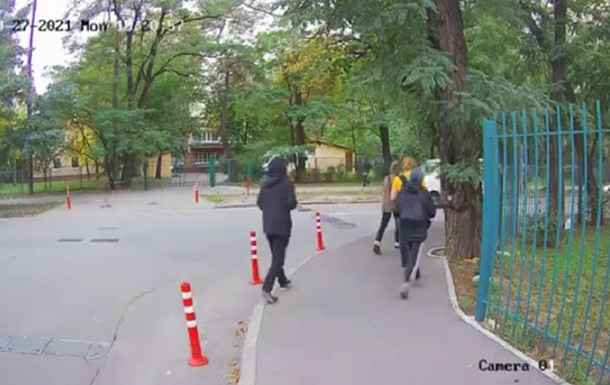 Пограбування підлітка в Києві потрапило на відео