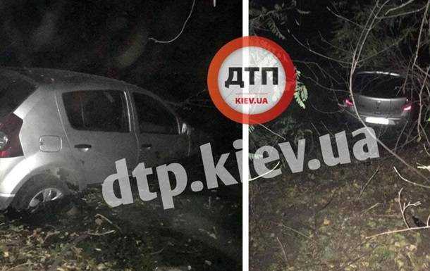 У Києві авто злетіло в канал, водій втік