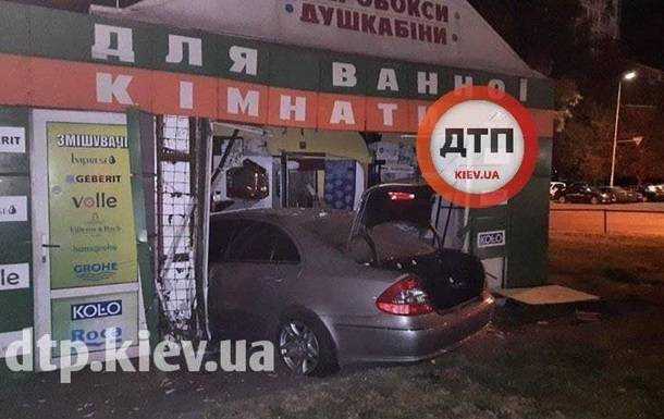 У Києві авто влетіло у павільйон для ванних кімнат