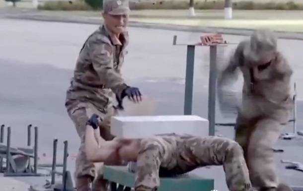Військові КНДР показали, як ламають головою бетон