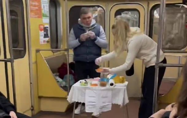 У метро Харкова пасажир влаштував "вагон-ресторан"