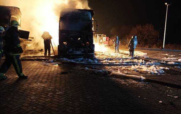 Вибух на заправці під Харковом: згоріли дві вантажівки