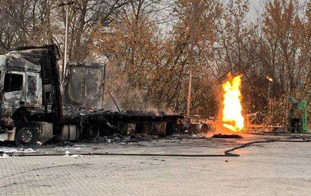 Під Харковом другий день гасять пожежу на АЗС