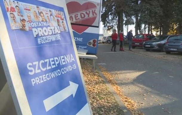 У Польщі на цвинтарях відкрилися мобільні пункти COVID-вакцинації