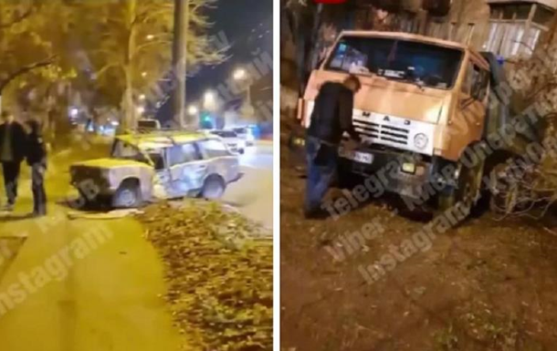 У Києві вантажівка в'їхала у житловий будинок, скотившись дорогою