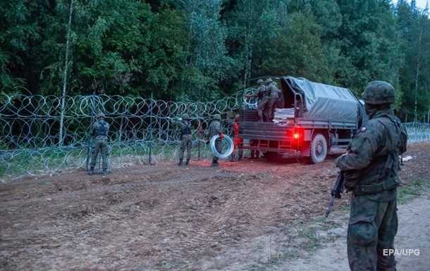Польща показала білоруських силовиків із гвинтівками та РПГ на кордоні