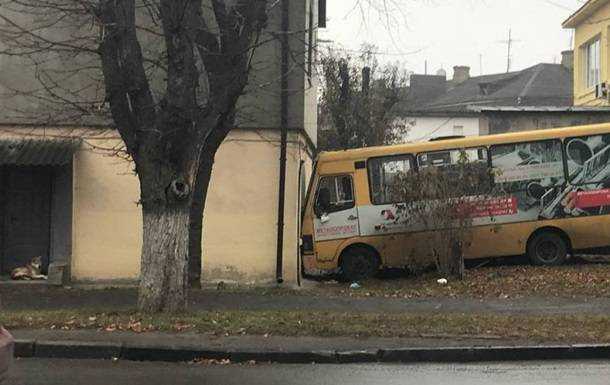 У Луцьку маршрутка в'їхала до житлового будинку