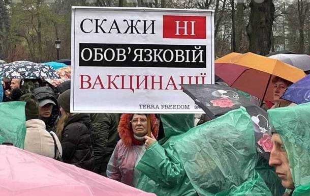 Майже чверть українців не мають наміру вакцинуватися - опитування