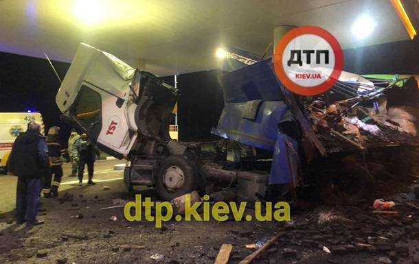 Під Києвом дві фури влетіли в АЗС