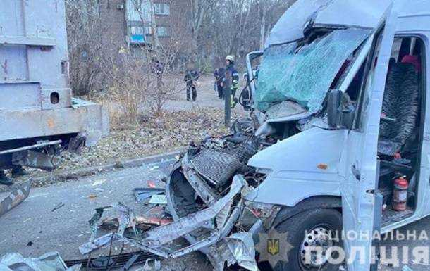 У Запоріжжі у ДТП маршрутки із тягачем постраждали шестеро людей