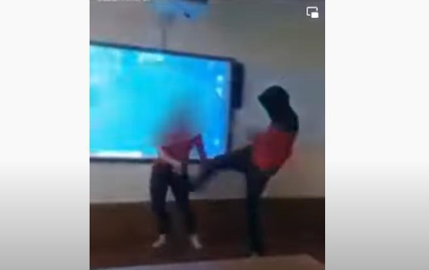 Побиття школярки прямо в класі потрапило на відео. 18+