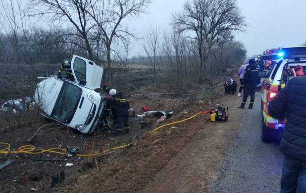 Під Луганськом маршрутка злетіла у кювет: є жертви