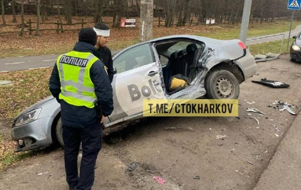 У Харкові сталася ДТП за участю таксі: пасажири вилетіли з вікна