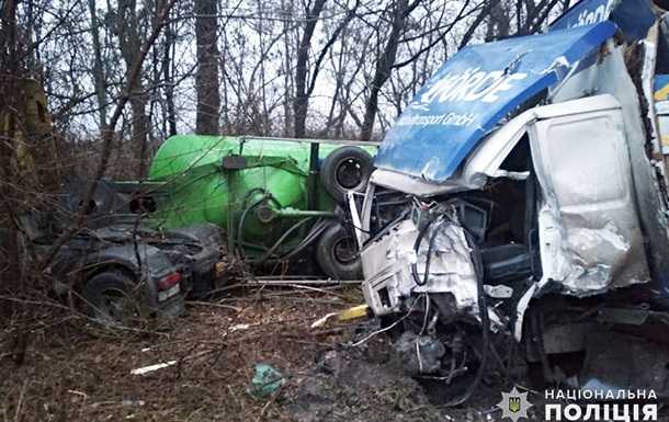 На Хмельниччині зіткнулися три вантажівки, четверо потерпілих
