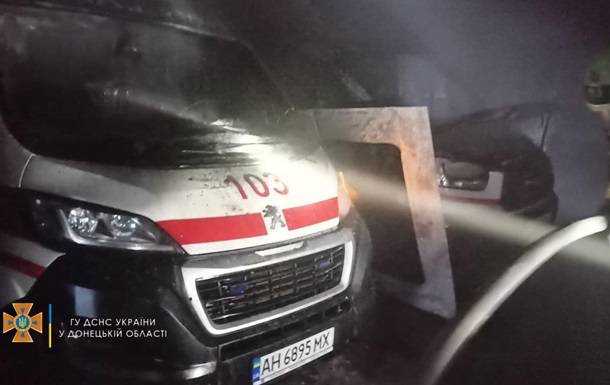 У Краматорську в гаражі згоріли дві швидкі