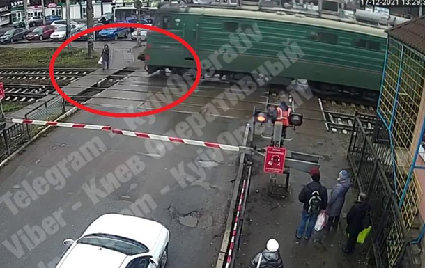 Під Києвом потяг збив жінку. 18+