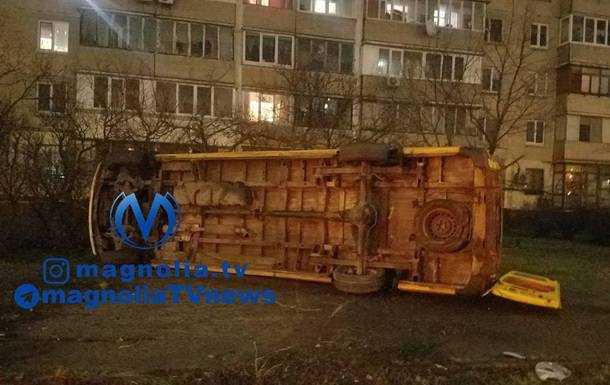 Перевищив норму у 10 разів: у Києві п'яний водій перекинувся на авто