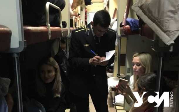 Укрзалізниця потрапила у скандал через подвійні квитки