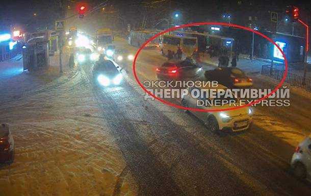 У Дніпрі автомобіль збив людей на переході